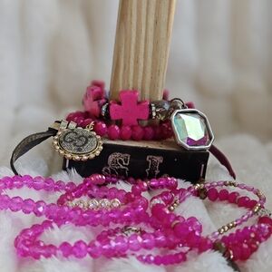 SANDRA LING BEAUTIFUL DESIGNER PINK Beaded Bracelet Set . Woiden custom tower!